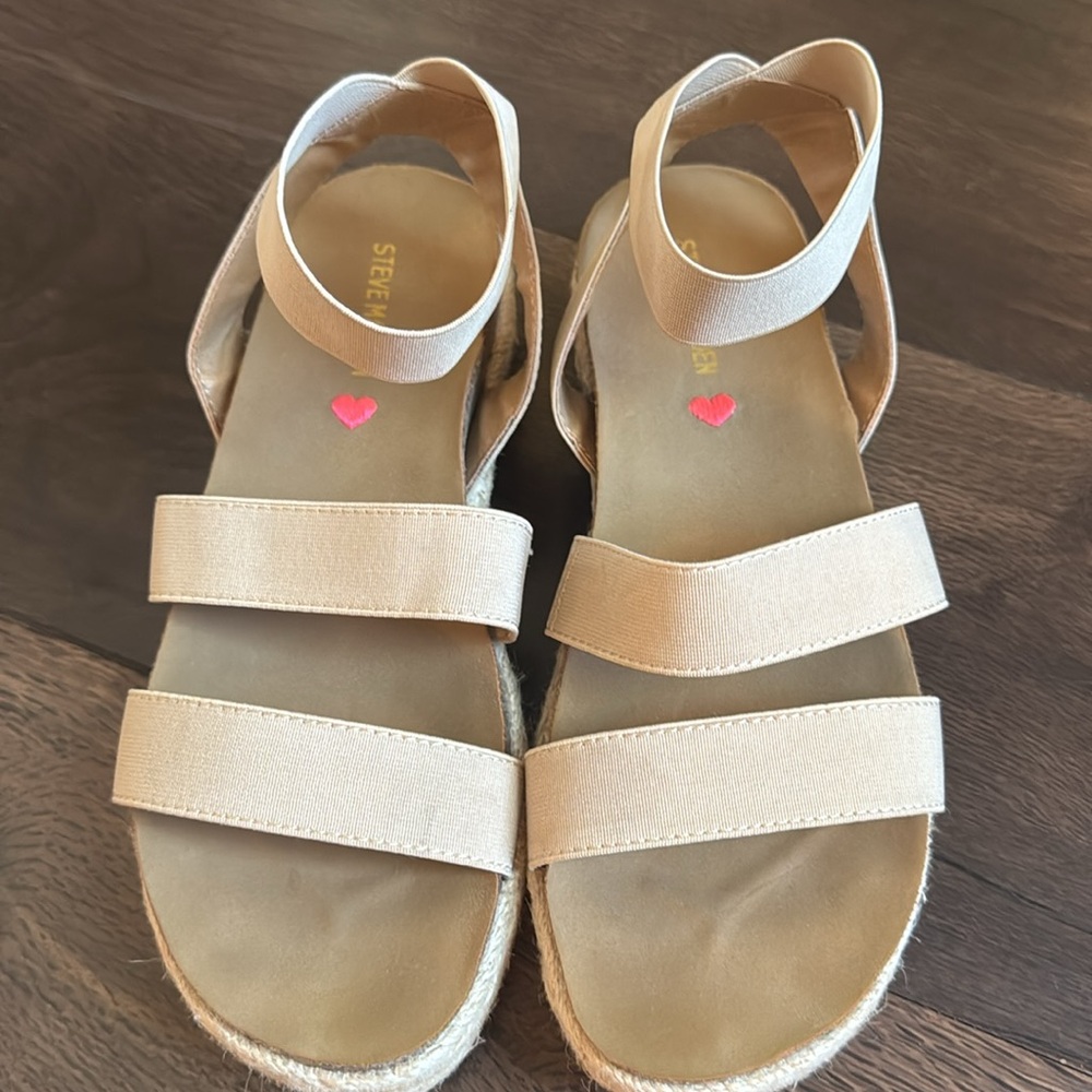 Steve Madden Big Girl Kimmie Sandal Blush size 4
Perfect for spring/summer! - Picture 2 of 4